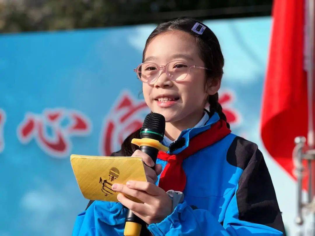 每周担任升旗仪式主持人,参加小天使合唱团并获得"合唱之星",在邗江区
