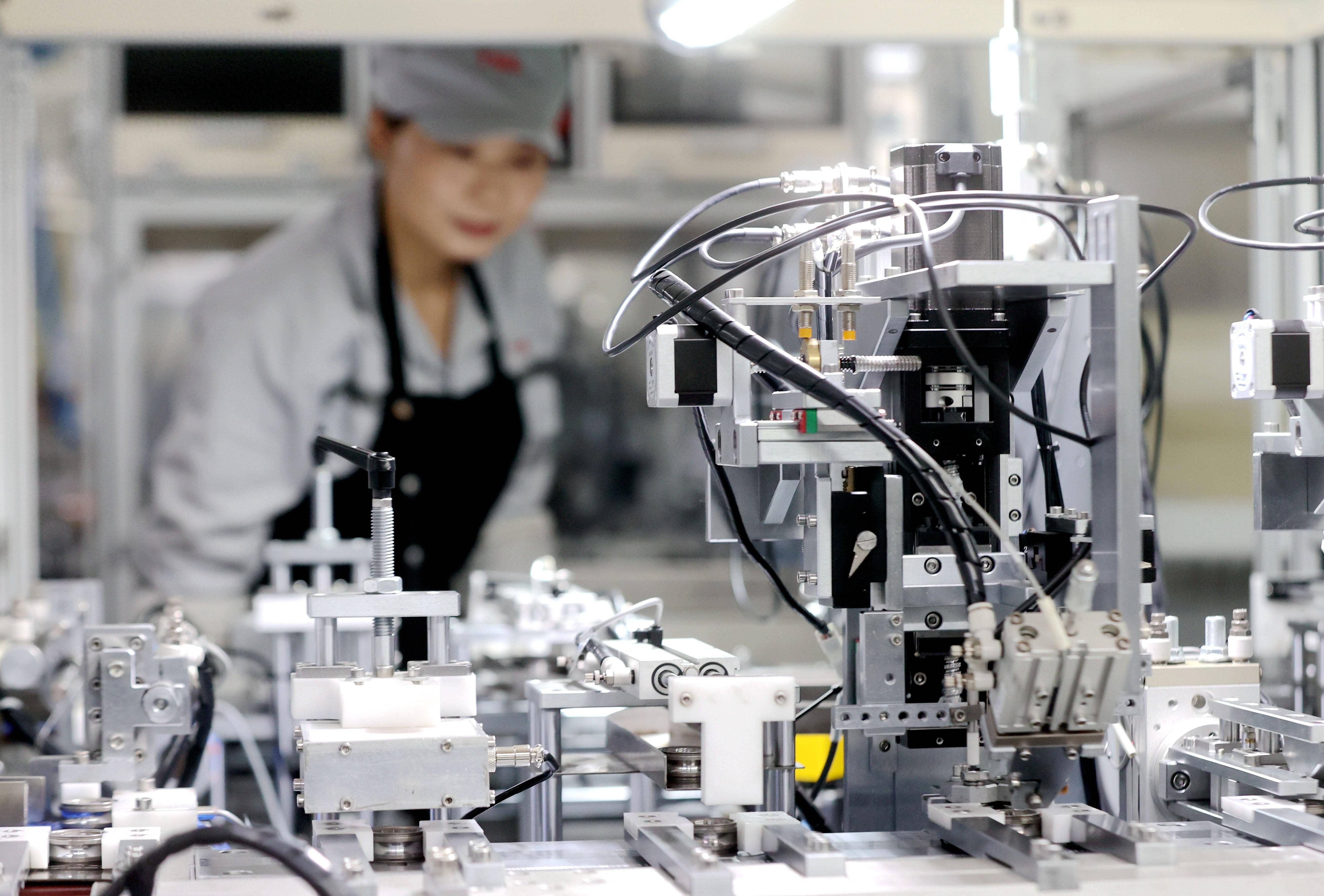 岗位上过假期#_新华社_工作_工人