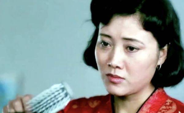《过年》剧照节目录制现场播放了电影《过年》中的片段,饰演大姐的