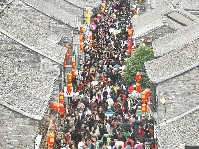 图为二月十三日,扬州市东关街上游人如织.