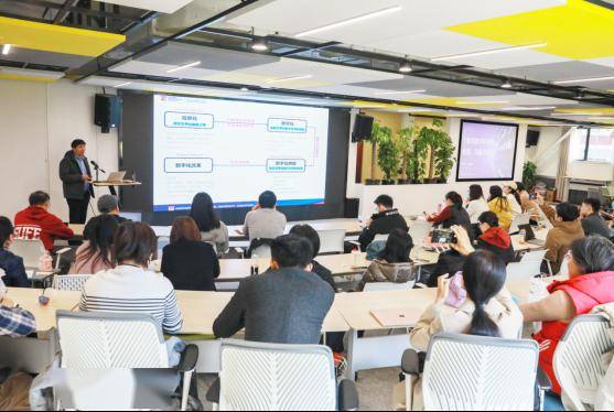 上海财经大学为推动教师主动适应数字化变革,人工智能等新技术发展