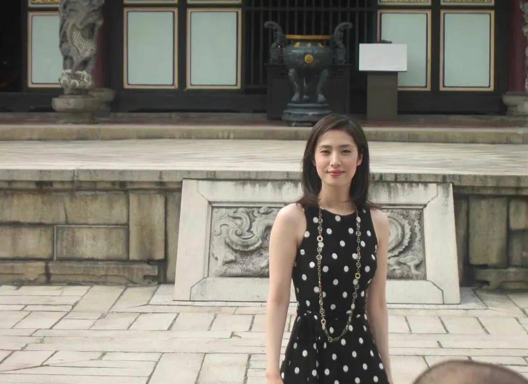 她雌雄同体,官宣一辈子不结婚:独身主义最后的壁垒