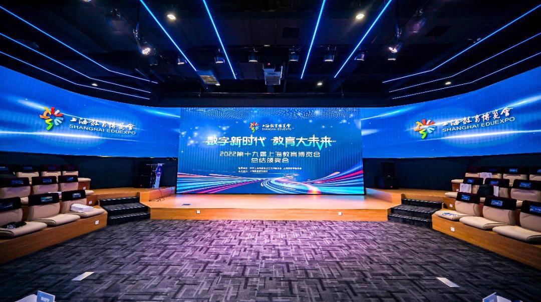 借助沉浸教室场地空间和互动载体,协同相关大数据,人工智能,区块链