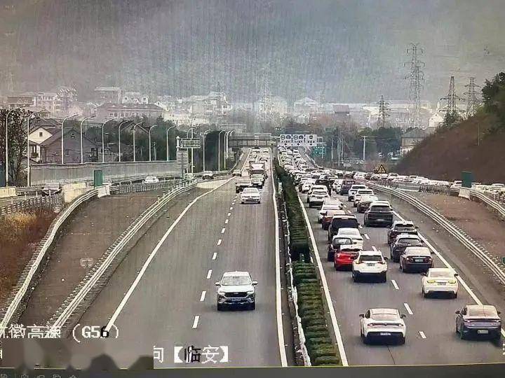 5.g25杭宁高速杭州方向2287k因大流量影响后方有序缓行.管控措