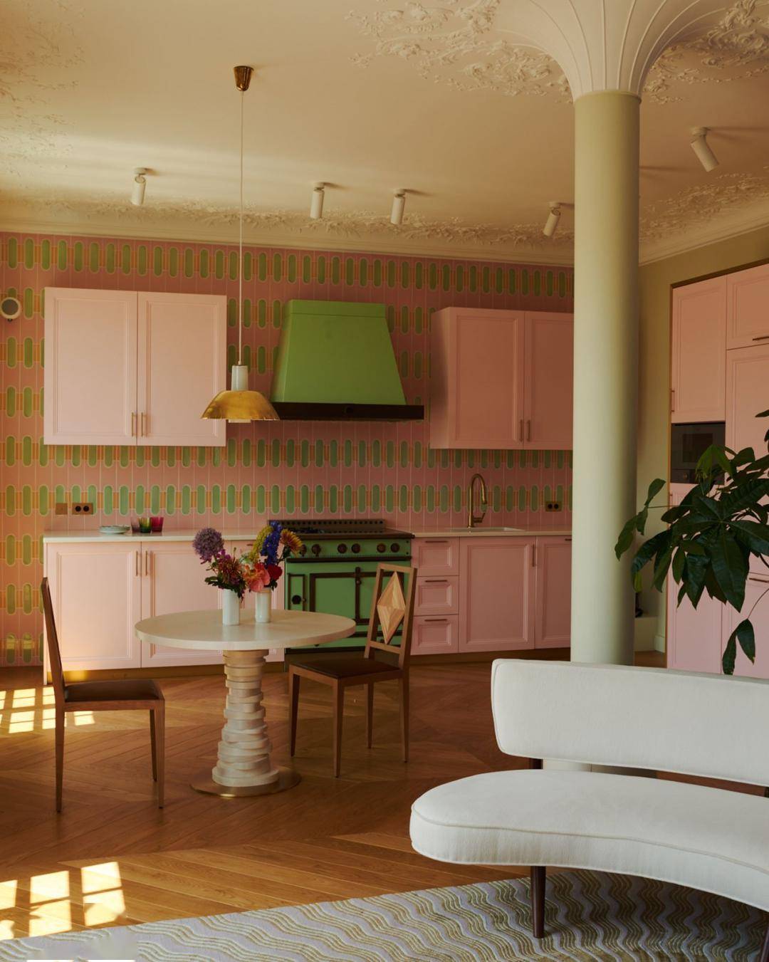 厨房 #吧台由 hervé van der straeten 设计,其独特的设计风格和高