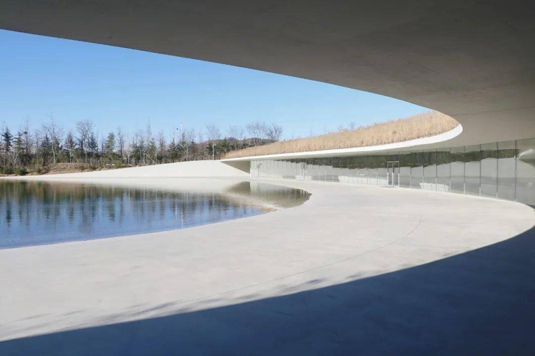 山东"水中飘带"——在水艺术博物馆,由石上纯也设计_建筑_水面_地方