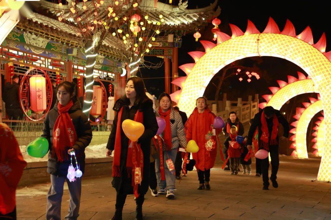 步步生莲,步步平坦,愿大家龙年多喜气.the  end来源 | 神木二郎山