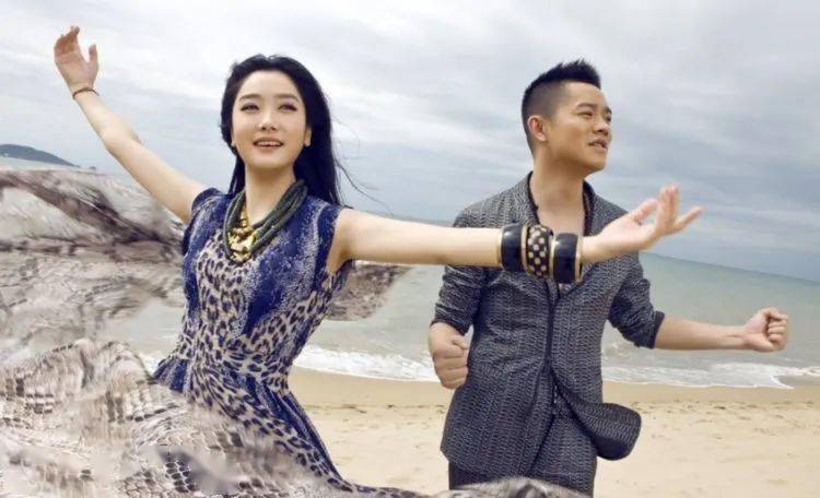 与此同时,凤凰传说也发表了第一张专辑《月亮之下》,一夜之间成为