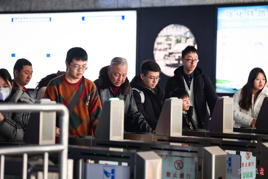 铁路上海站迎返程客流高峰,三大站候车室24小时开放__