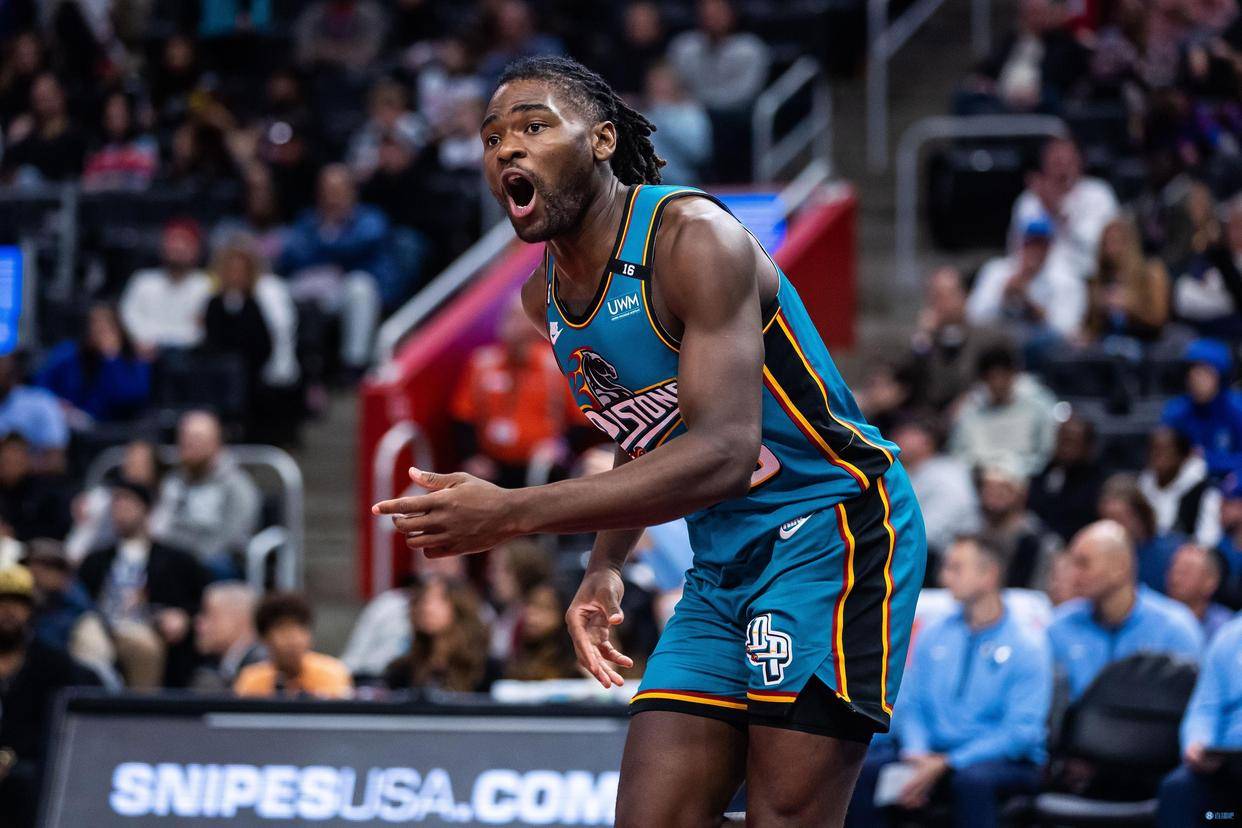 shams:斯图尔特拳击尤班克斯嘴角 后者没有反击_太阳