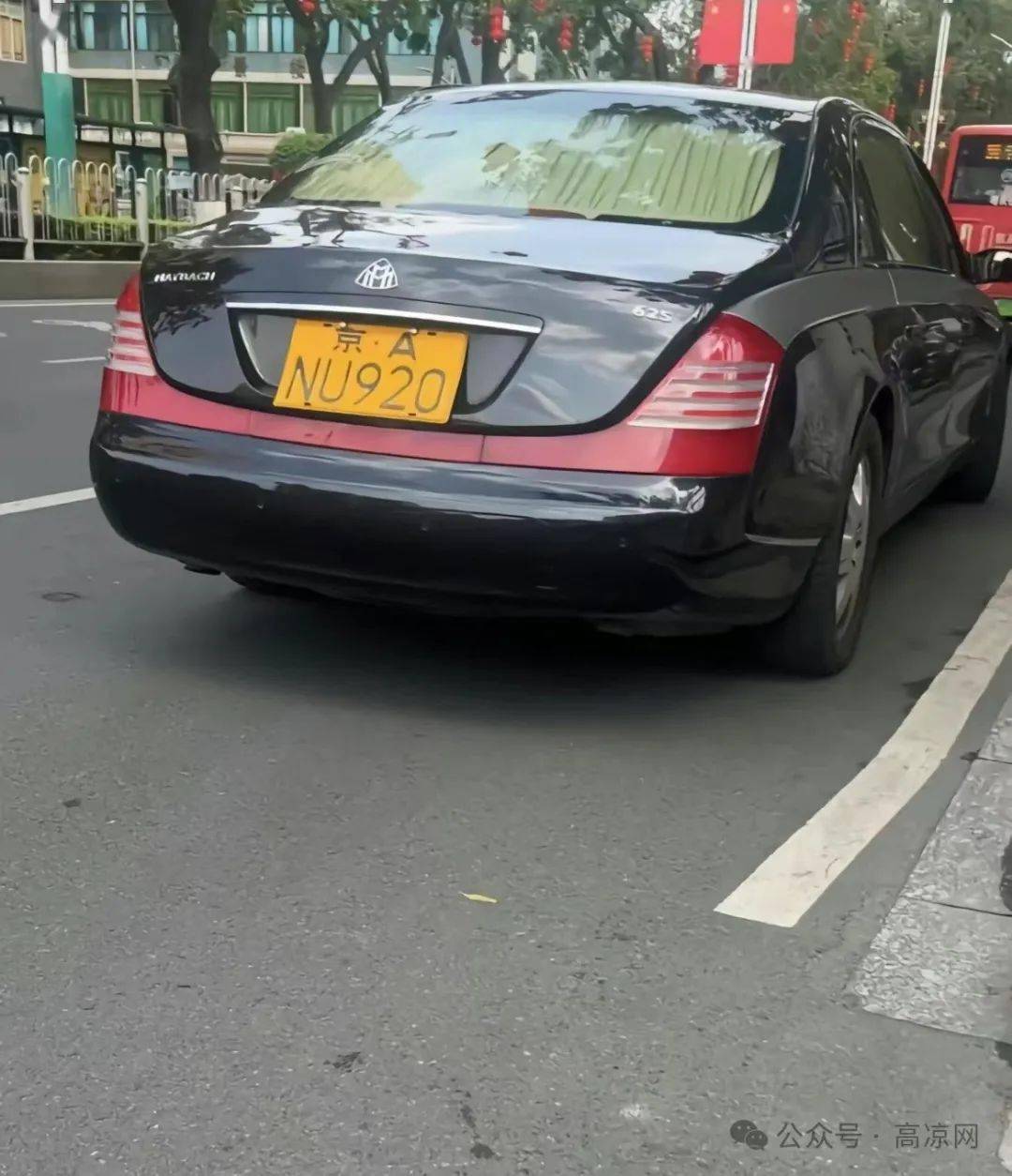 因为它的车身长度已经超过了普通私家车的长度,所以车上悬挂的车牌也