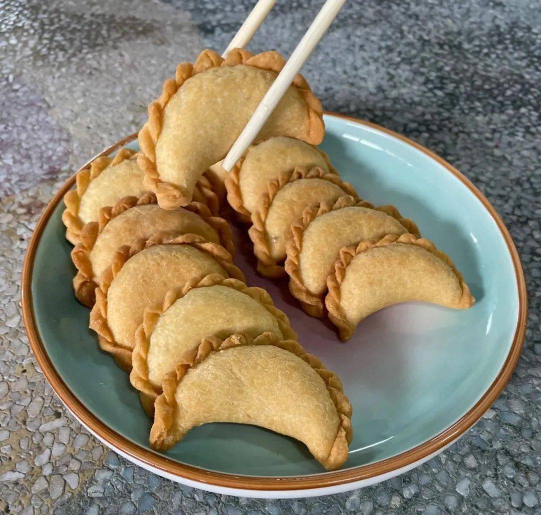 酥皮油角是增城区新塘镇一种传统特色小吃,有着鲜香酥脆,甜而不腻的