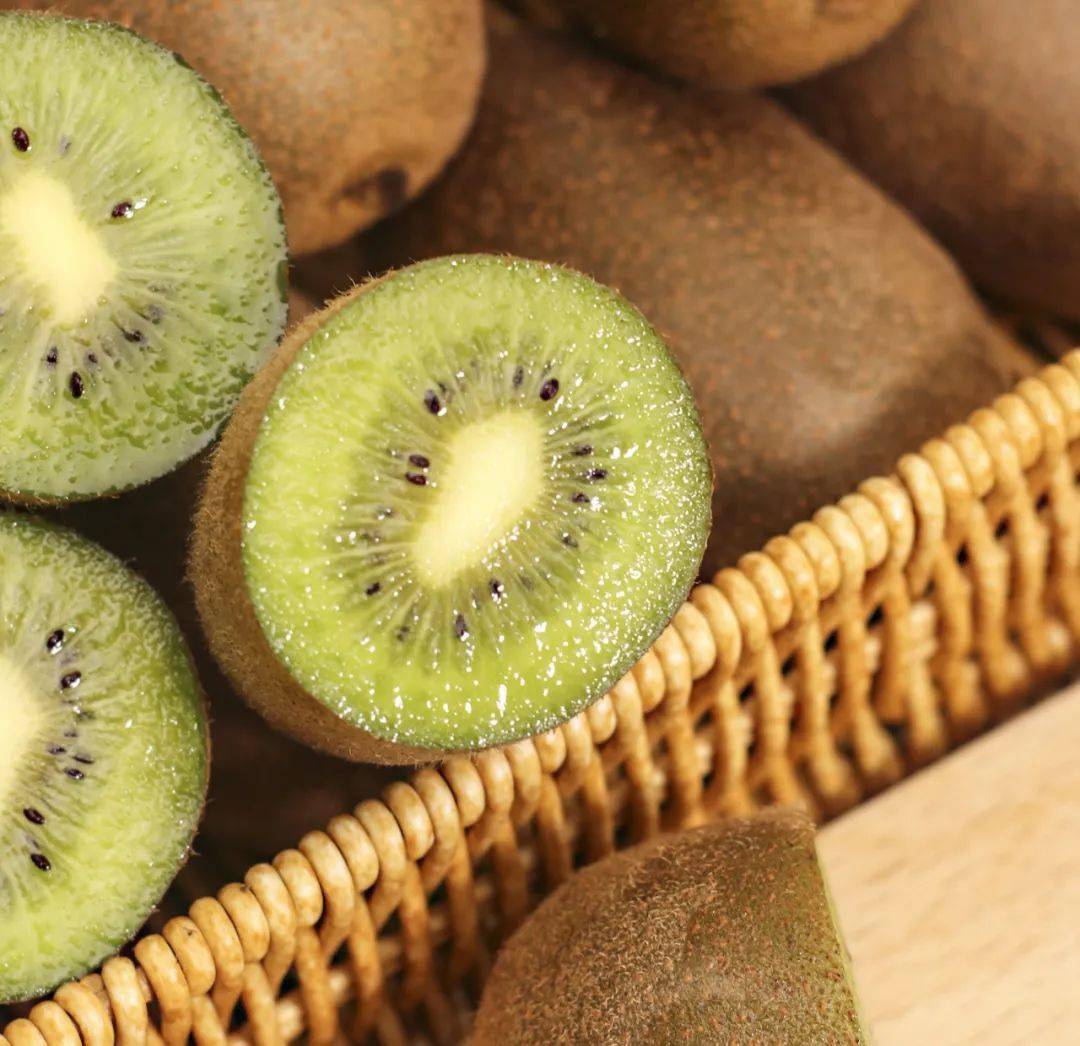 ◑ 猕猴桃天花板!全国仅一个地方有种!鲜甜狂野,吃_