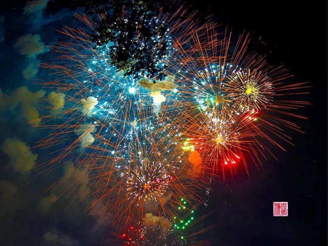 五彩缤纷的烟花,燃烧时就会呈现出不同的颜色,向烟花中添加不同的金属