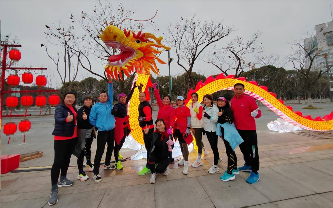 大家从市区体育中心出发,一路向南,经天德湖,天禄湖,凤栖湖,最后抵达