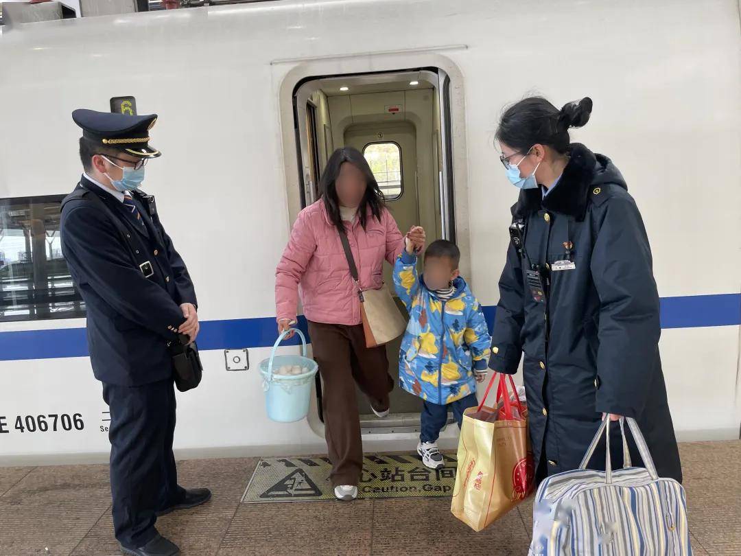 旅客向客运员求助:"我和孩子走散了……"_王娜_女士_昆明