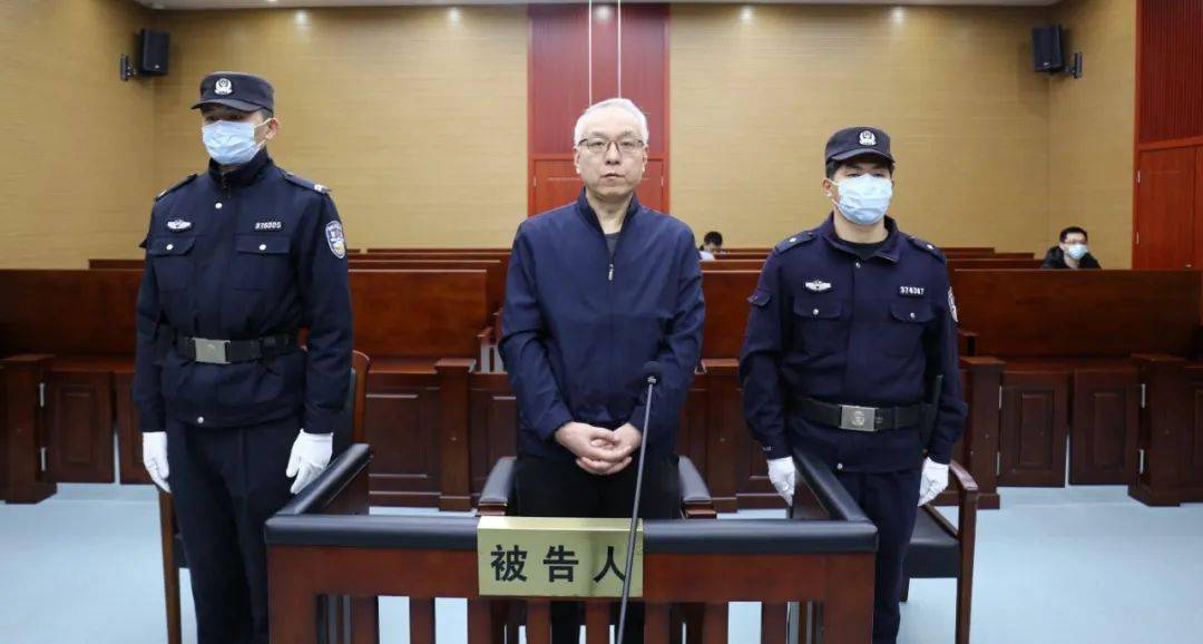 以行贿罪判处王长勇有期徒刑五年,并处罚金人民币二十万元;以受贿罪