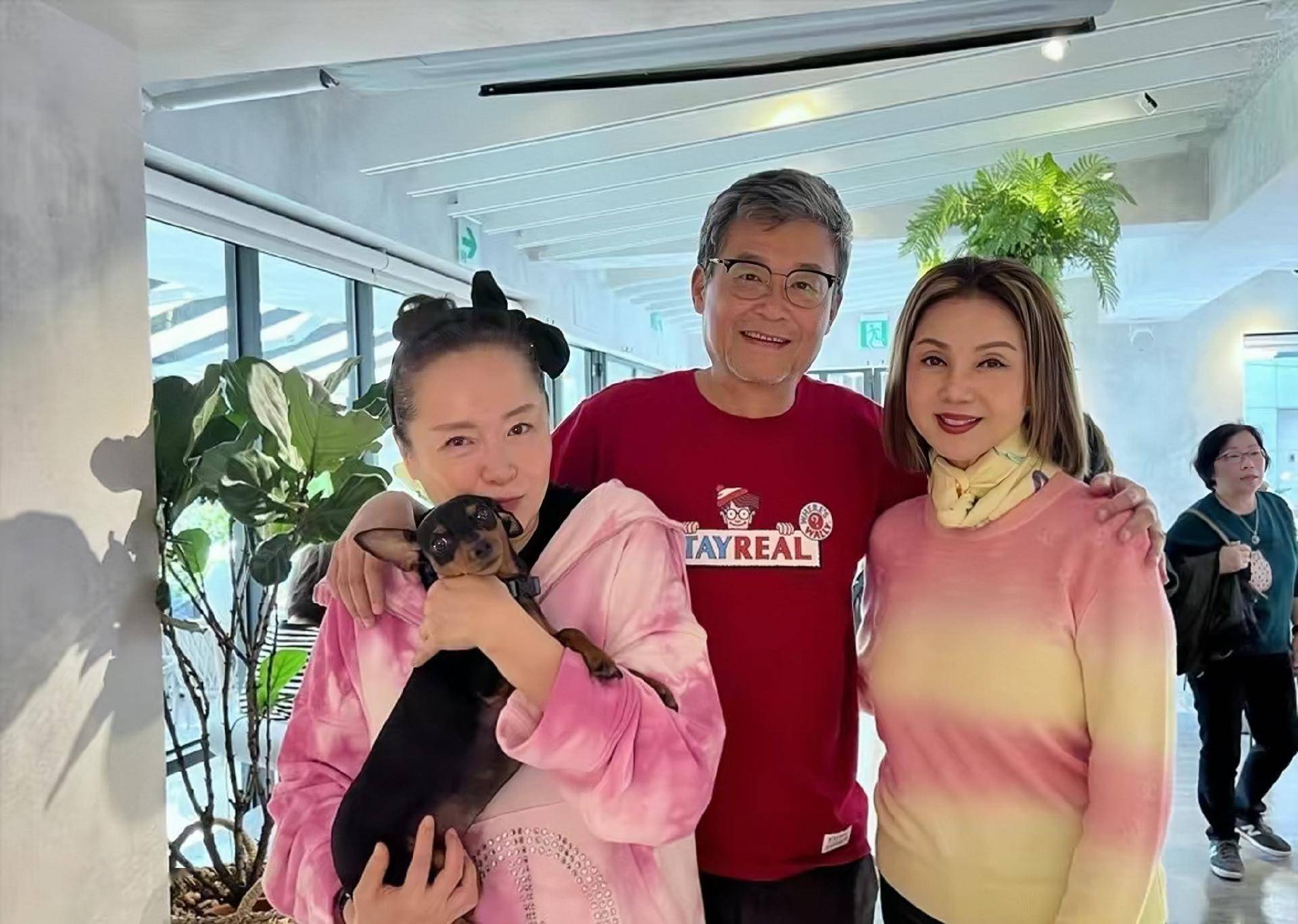 66岁恬妞皮肤保养似少女,经两段失败婚姻,女儿为护母变同性恋_谢玲玲