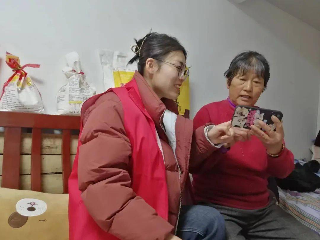 家住嘉美花园小区的陈永梅老人,今年66岁,独自一人居住,常年体弱多病