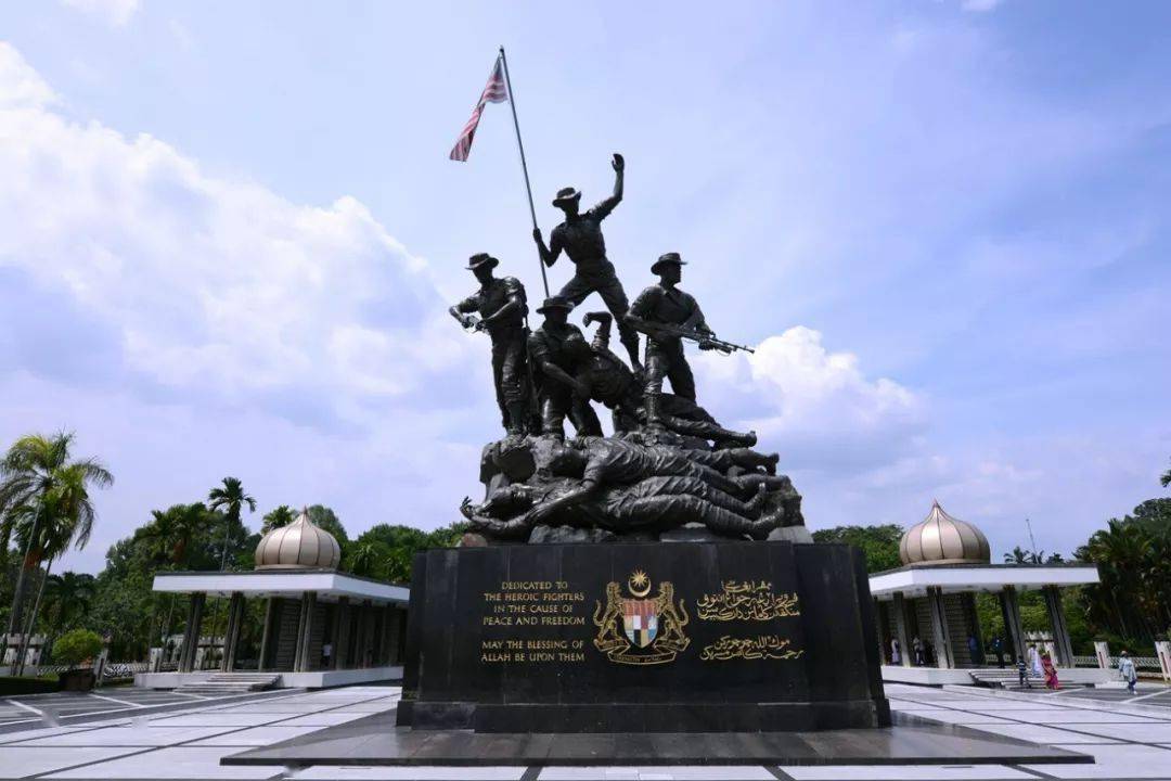 广场_旅行_大树