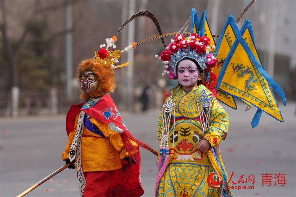 青海西宁:社火巡演闹新春_表演_甘海琼_市民