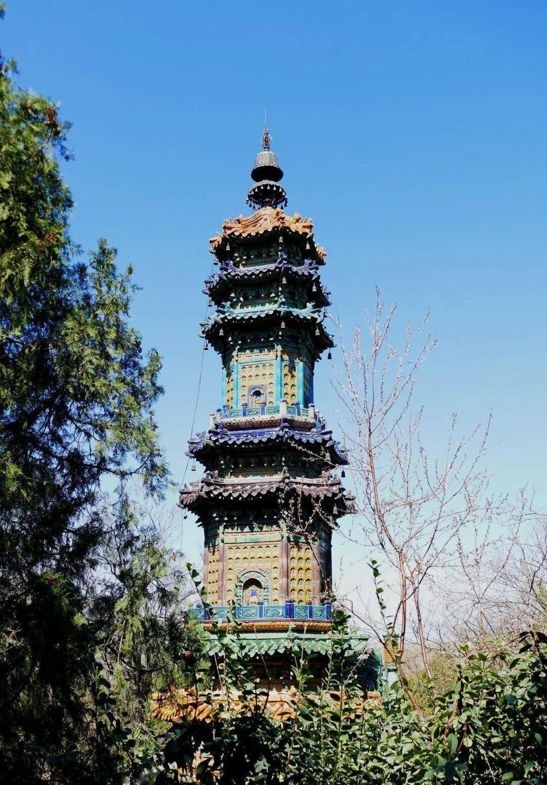 颐和园花承阁多宝琉璃塔,始建于清乾隆十六年(1751年)颐和园花承阁多
