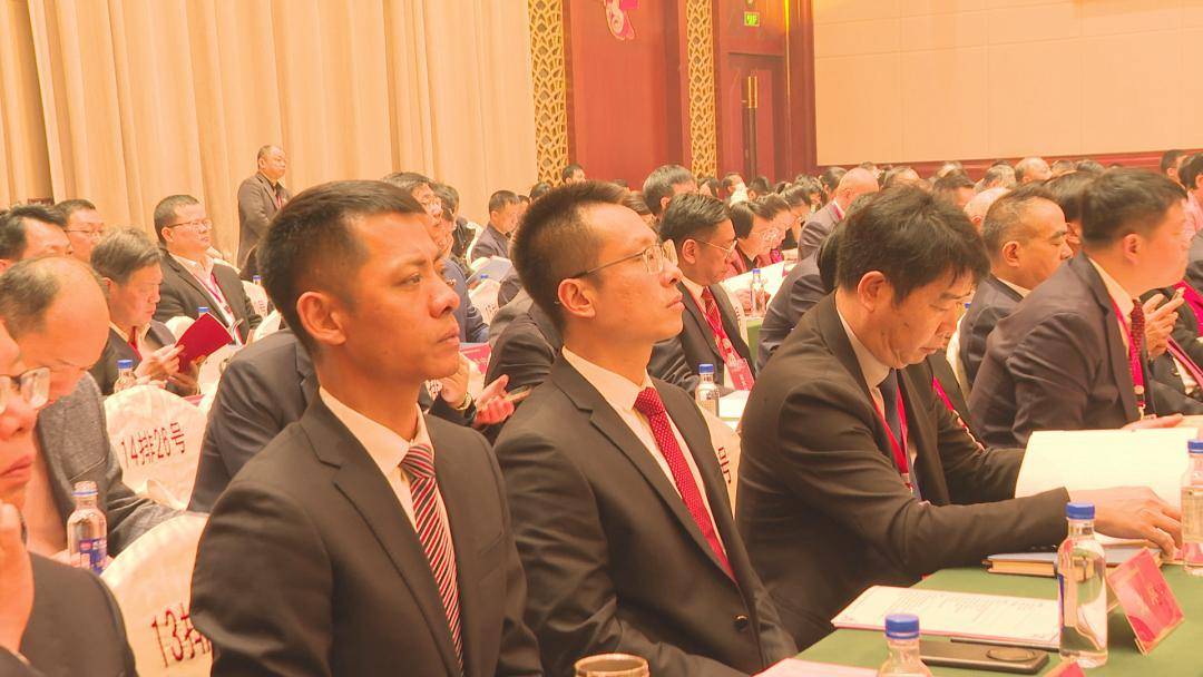 市委书记付朝阳在会上讲话,市长林旭阳主持并作重点产业发展和新一批