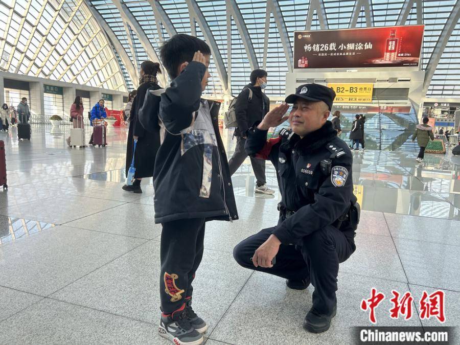 刘思佳 摄去年春运,邓惠民正像往常一样从警务室出来准备巡逻.