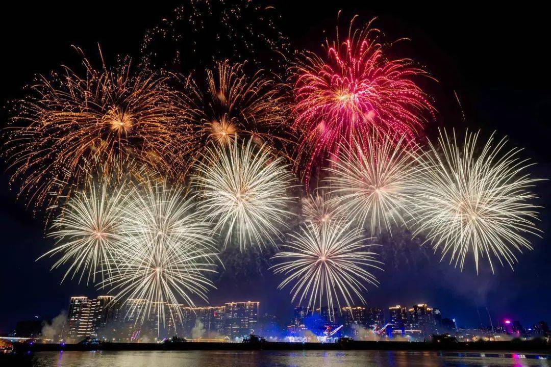 昨夜,璀璨烟花点亮佛山上空_点燃_瞬间_焰火