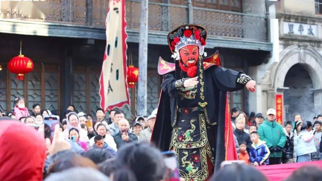 樂園南京路七重天處,隨著鼓樂聲隆隆,觀眾已把主舞臺圍得