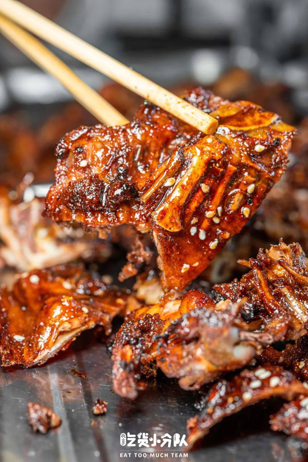 鸡架上撒的白糖也是"亿点点",看到就会血糖飙升的程度!