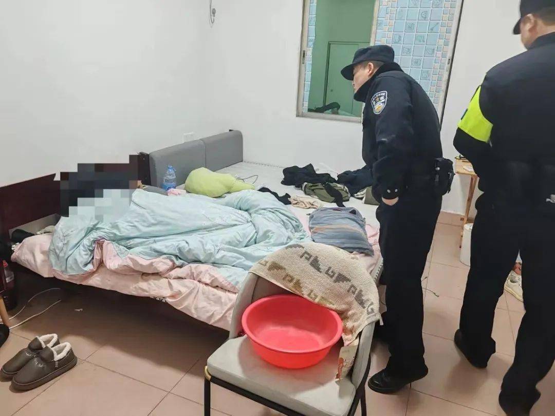 晚上,沅江一老板报警,民警到达现场后,发现一男子._老人_家属_年味