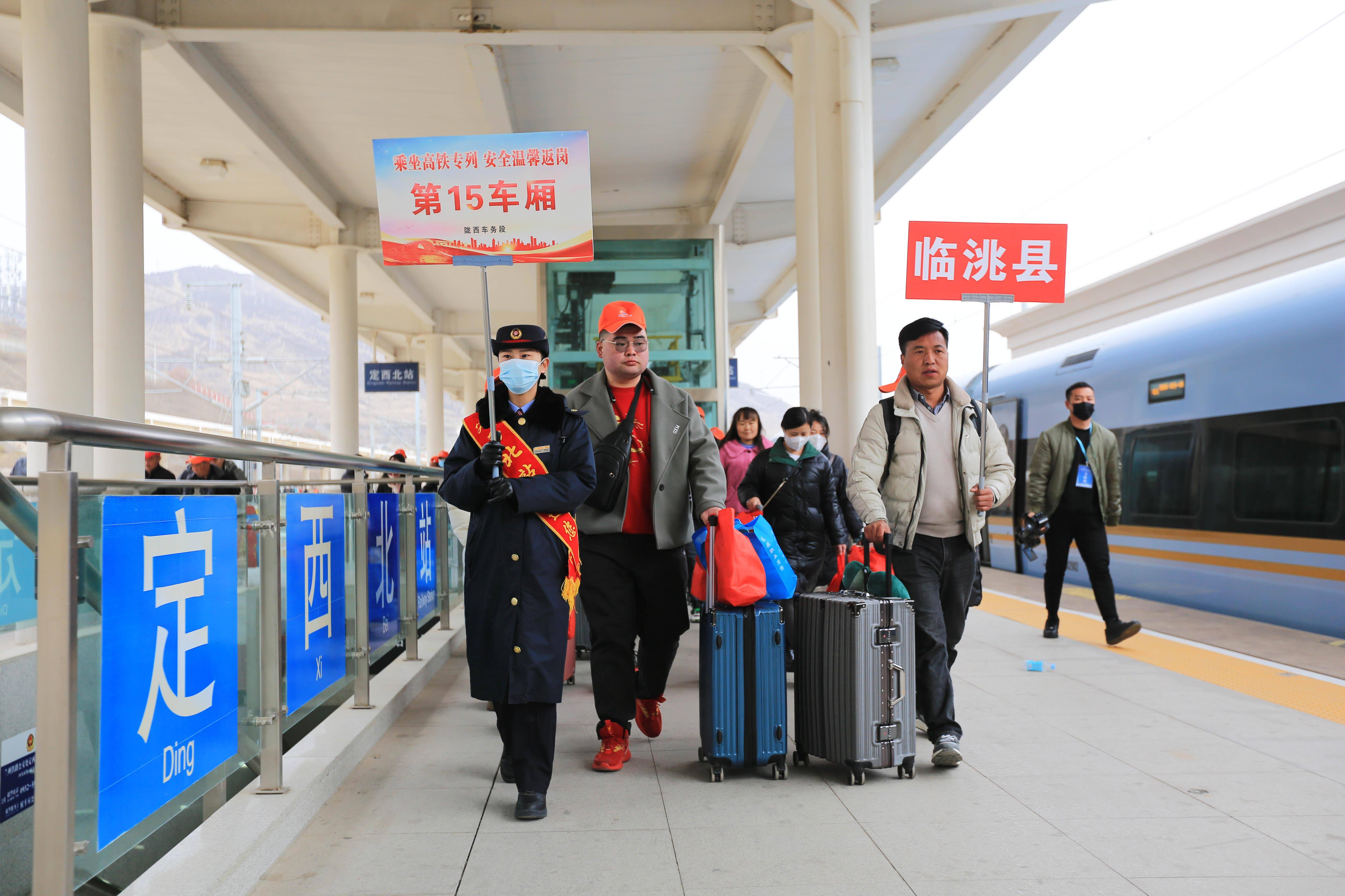 (王克贤摄)2月19日,返岗务工人员在宝兰高铁甘肃定西北站站台准备乘车