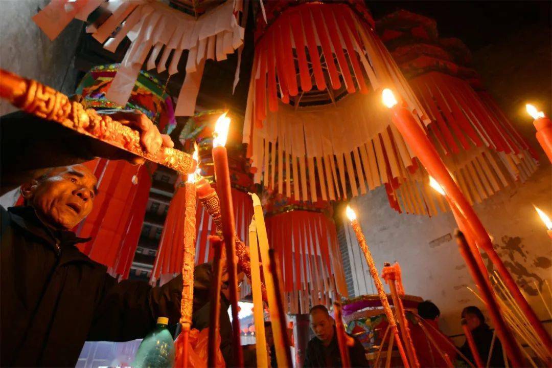 忠信花灯造型独特,其结构从上到下分为灯盖,灯身,灯裙,从里到外一般有