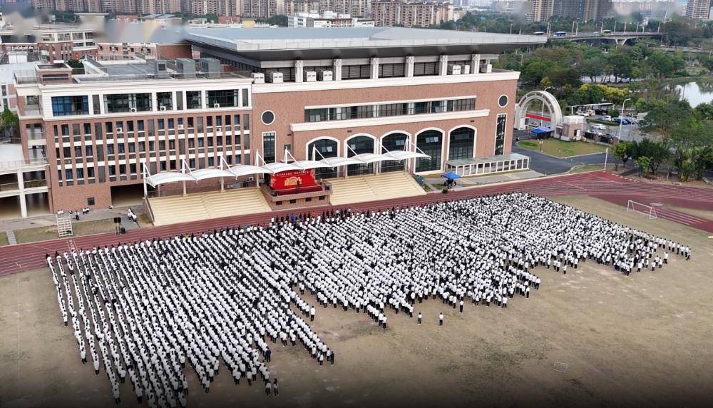 中山市华侨中学为学子送上新年祝福并邀请家长到校前程朤朤向未来龙行