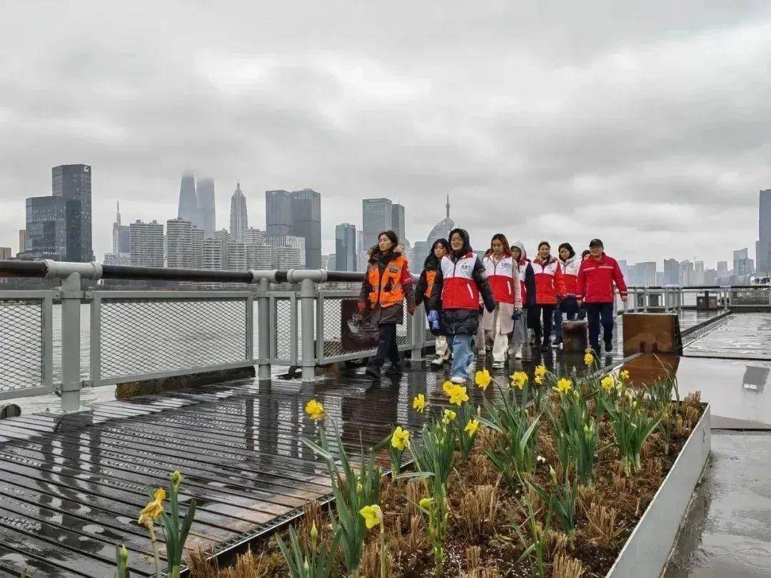 春节"志愿红" 守护滨江平安行丨爱申活 暖心春_杨浦_游客_氛围