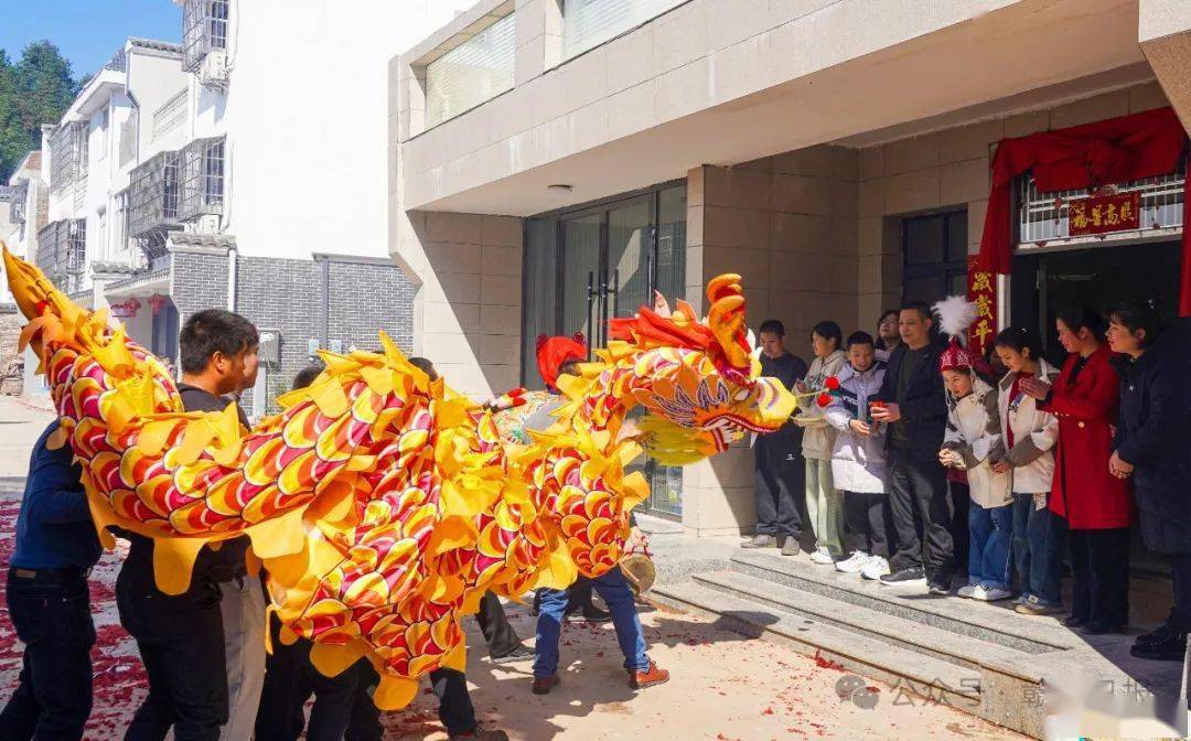 翌日上午,定南县历市镇明远第围喜庆的红灯笼高高挂起,热闹非凡.