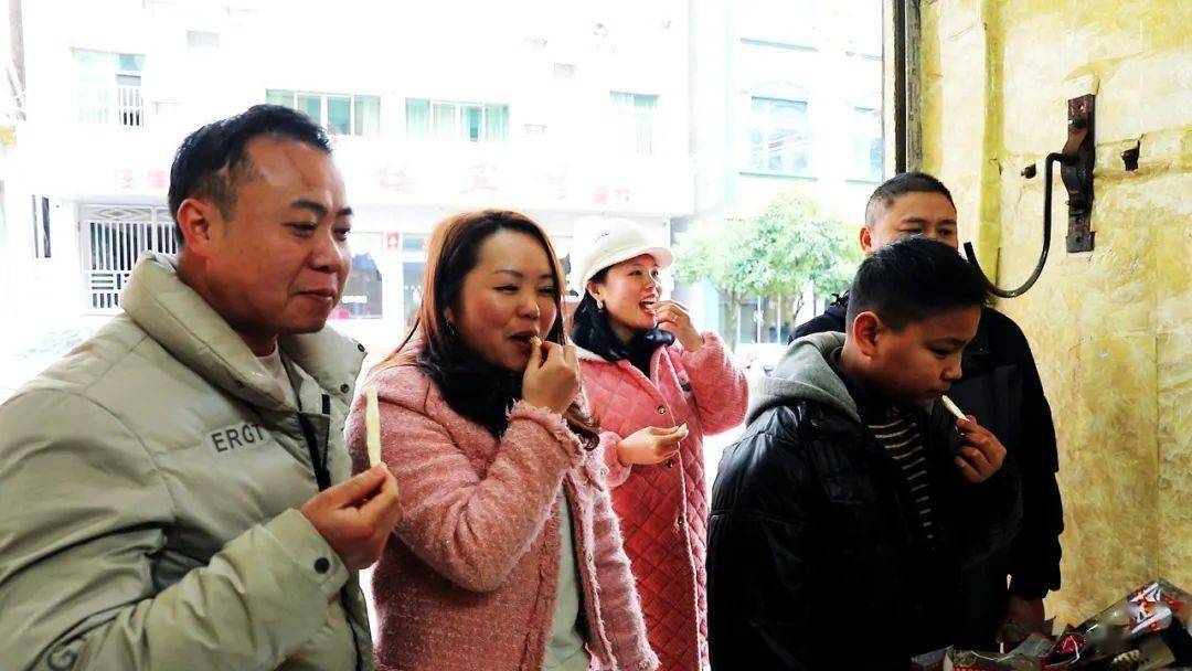 松软的姜糖移到案板上抽成条,冷却后就可以切段装