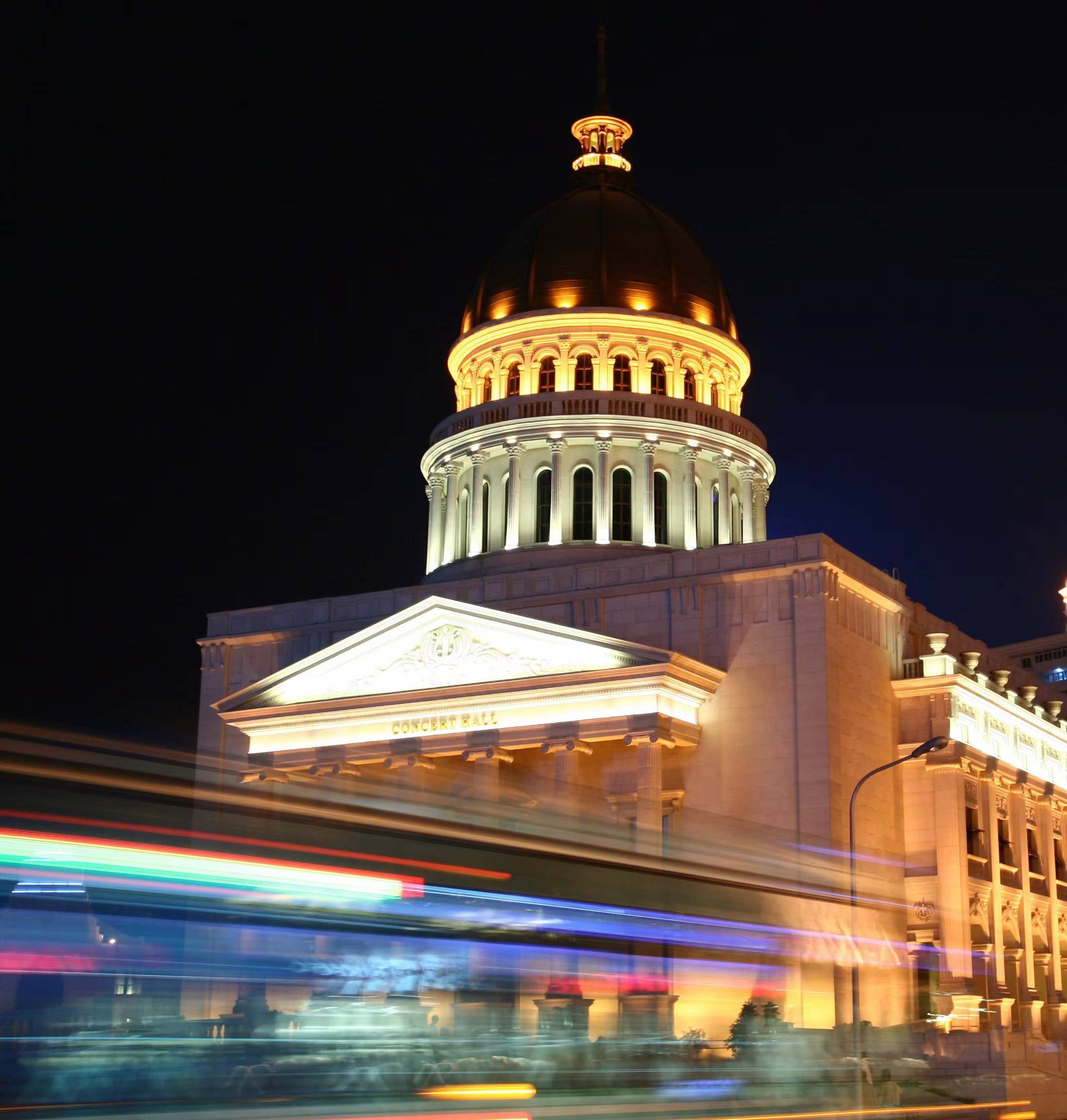 作品拍摄了小白楼音乐厅的夜景,展现了天津古典与现代交融的城市魅力