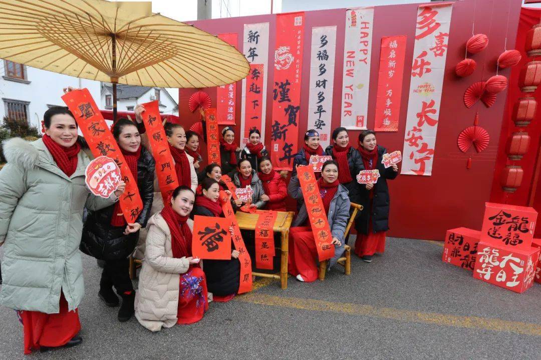 名:贴窗花投稿者:南南北西作品名:锦江乐园喜乐会投稿者:周鑫妍作品名