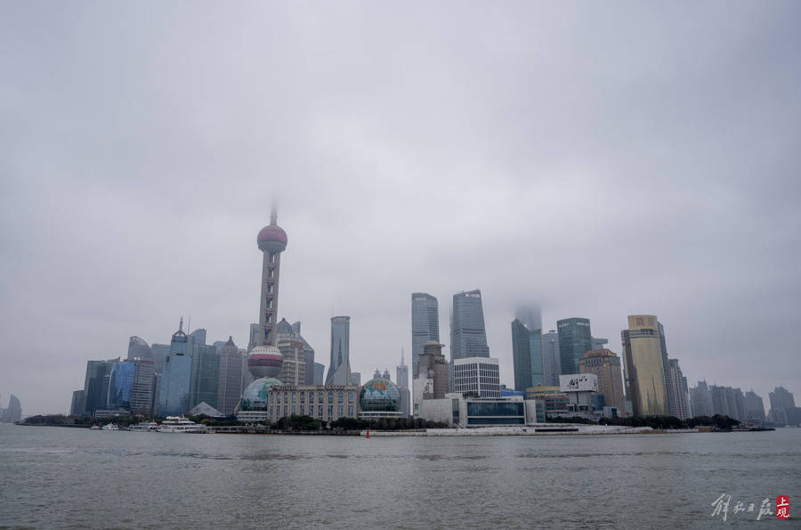 申城迎来新一轮阴雨降温天气_市民_冷暖空气_游客