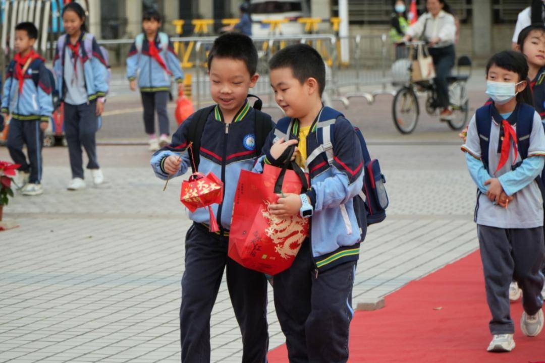 望牛墩学子仪式感满满开启新学期_校园_张珊珊_红包