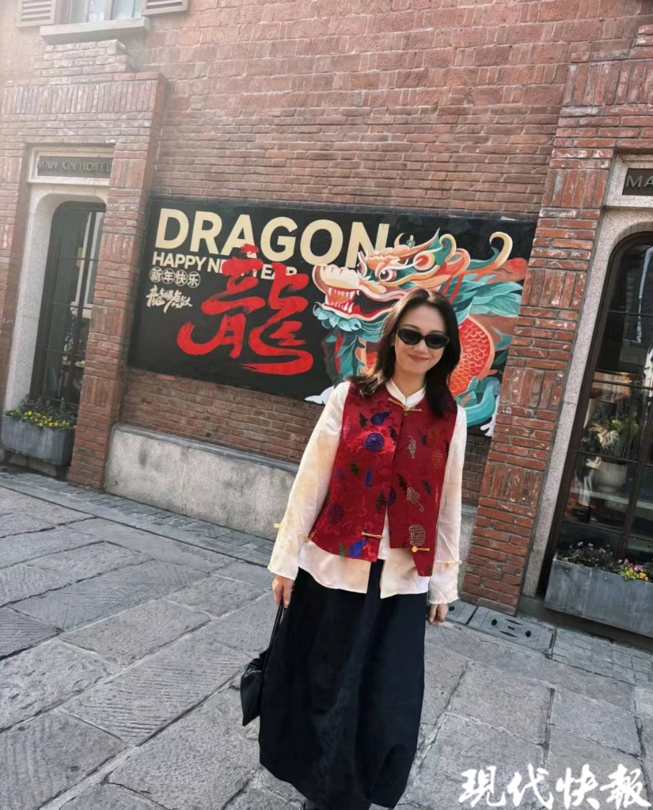 人爱上"新中式"新春佳节,含有传统国风元素的"新中式"服饰格外应景