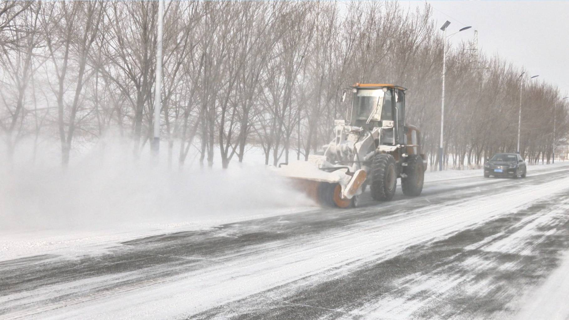 工作人员向老人宣传安全用电知识 (李俊欢 摄)2月1