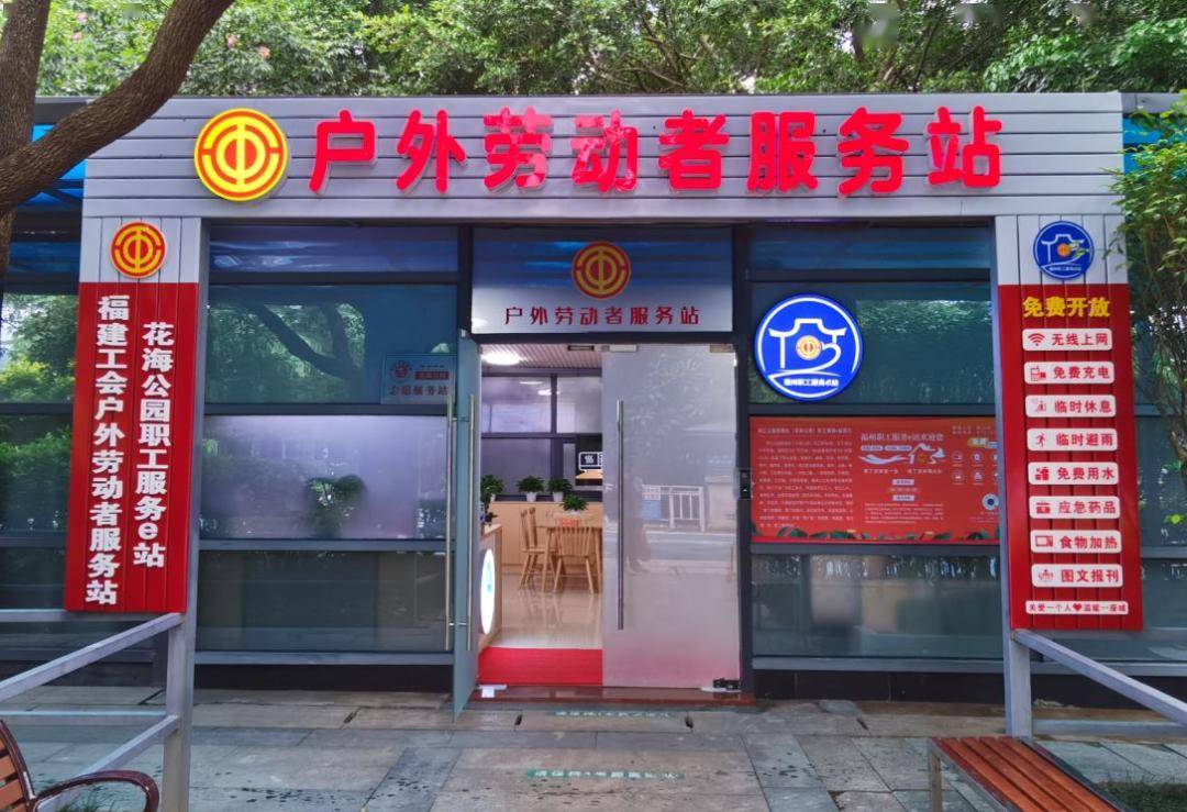 1,手持本人身份证件(证件文字要清晰);2,完整展示本人头像;3,照片中须