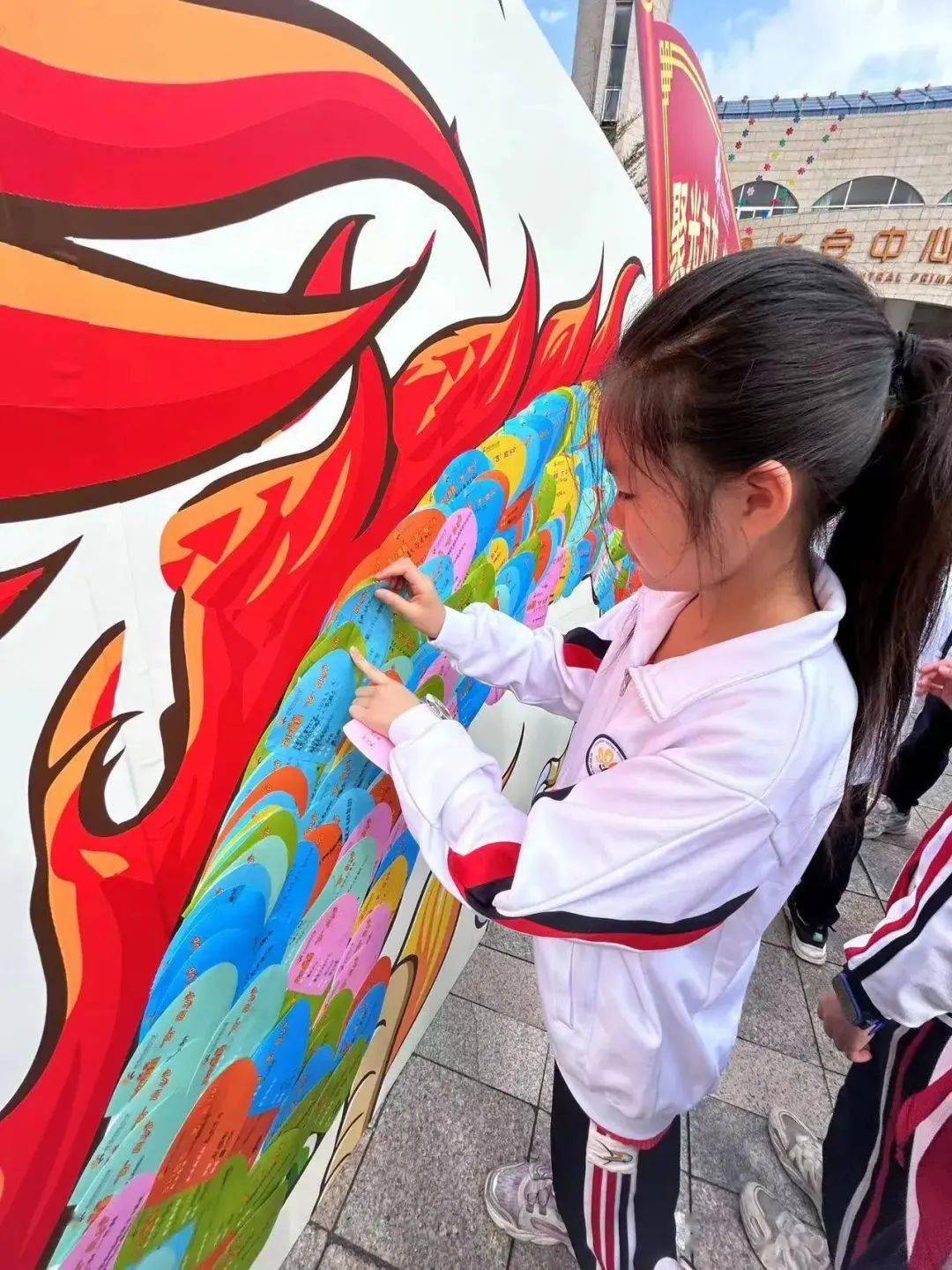 们兴致勃勃地把龙鳞贴在巨龙上,一双双眼睛中闪烁着憧憬又透露着坚毅