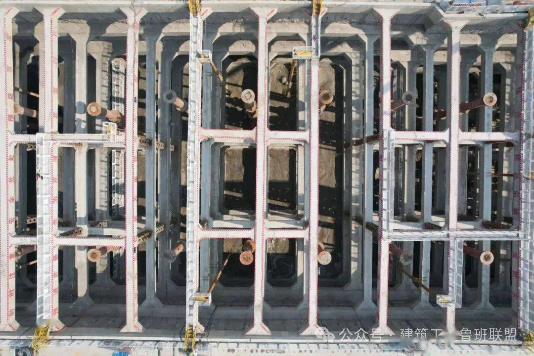 施工需求,严格控制入槽,成槽及清孔的泥浆参数区间,提升泥浆护壁效果