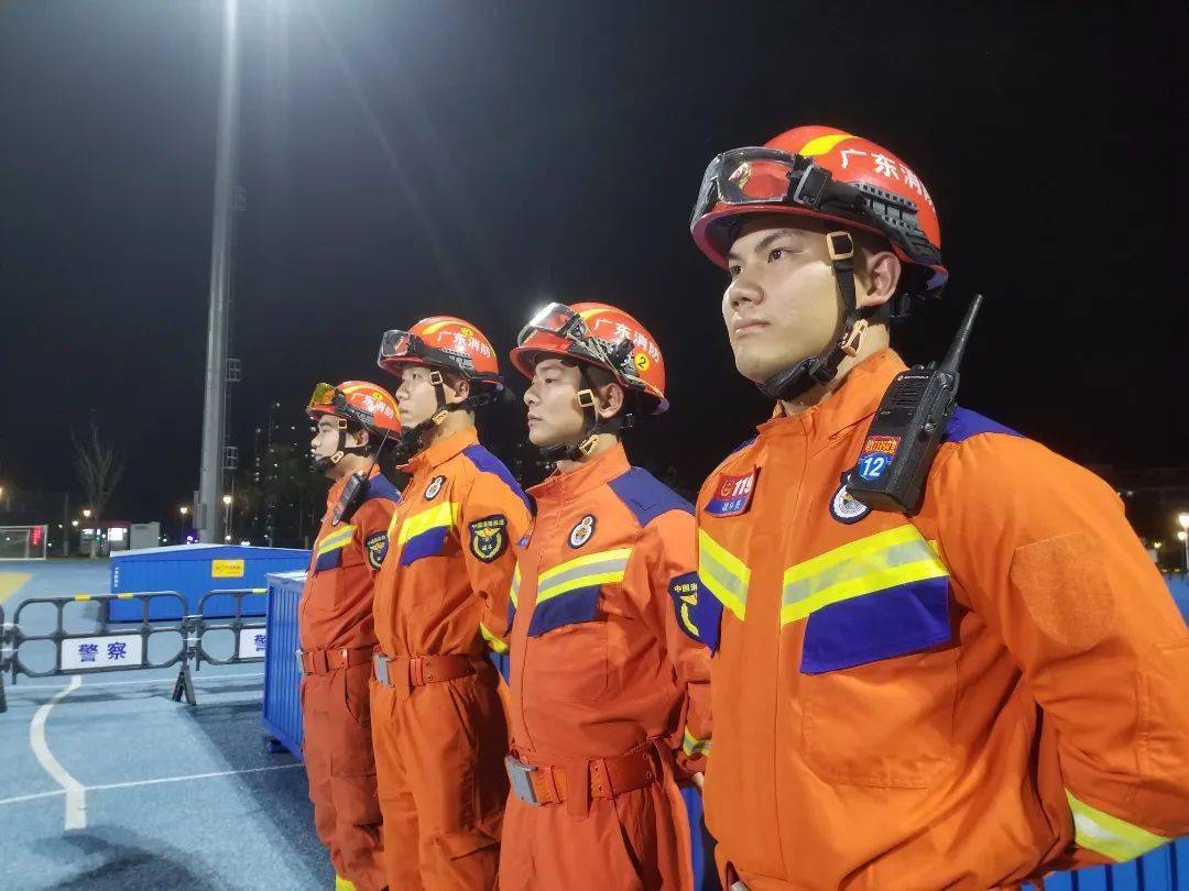 烟花下的消防员:有一种坚守,叫背对繁华_守护_焰火_城市