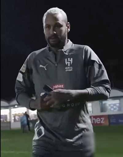 内马尔复出,胖到没眼看:大肚腩,大圆脸,走路缓慢,下个肥罗!