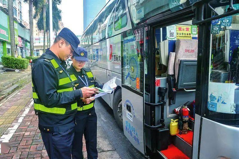 在埌东客运站,出租车为乘客提供服务.